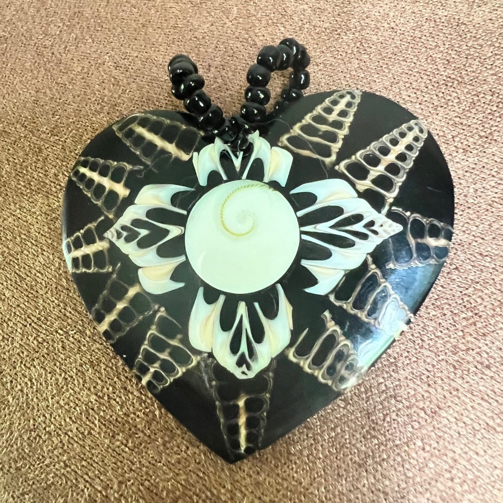 Vintage Shell‎ Inlay Heart Pendant Black White Nautical Statement Mermaidcore